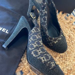 CHANEL Size 8 Stunning Black Boucle Metallic thread Bead Toes & Heels. Gold CC